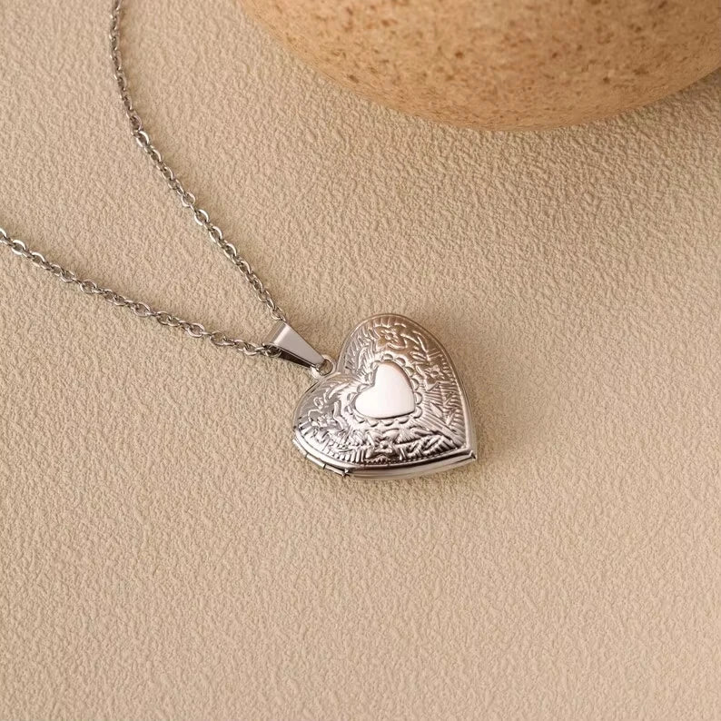 Customized 1/2 Photo Heart Locket Pendant Necklace, Fashion Women Necklace Personalized Souvenir Gifts, Mother's Day Idea Gifts